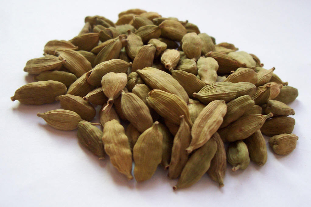 Cardamom oil extracted by supercritical CO2