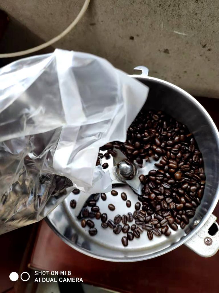 Supercritical CO2 fluid extraction to remove coffee oil