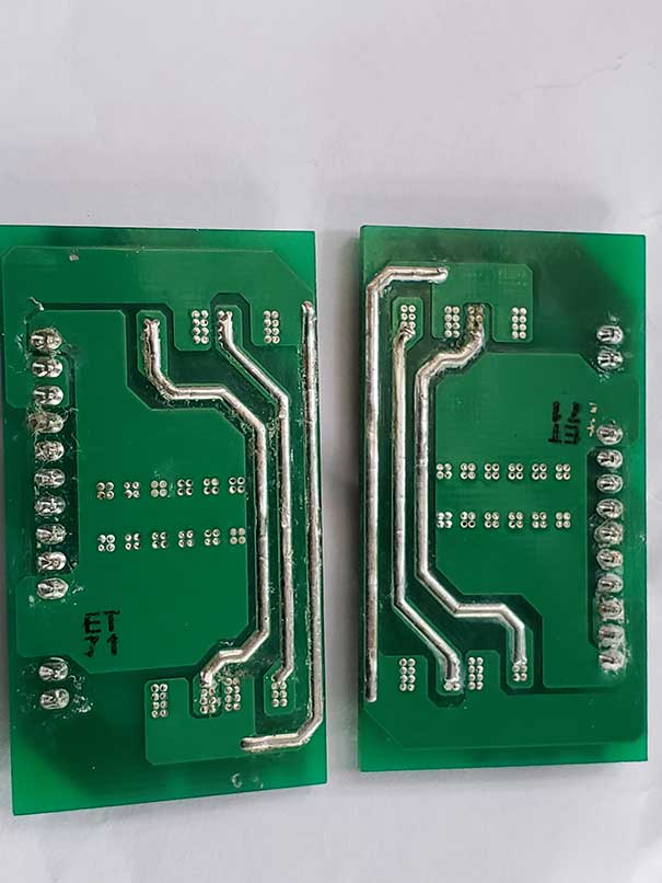 Supercritical fluid cleaning circuit board