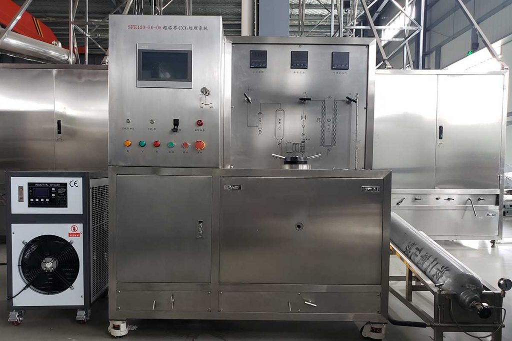 Supercritical fluid reaction equipment